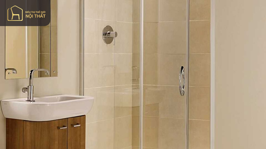Mẫu phòng tắm 3m2 hiện đại với vách tắm kính có vòi sen đứng