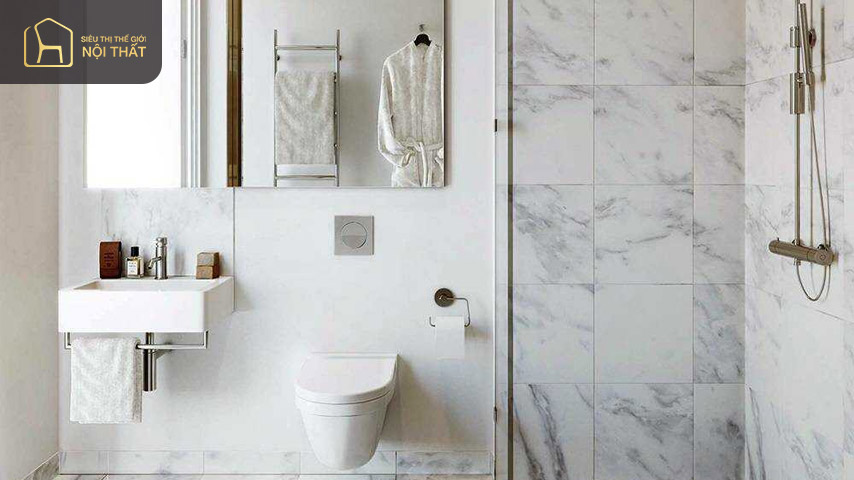 Phần tường và sàn ốp đá màu trắng kết hợp với gương tạo sự tinh tế nhẹ nhàng cho phòng tắm nhỏ 3m2
