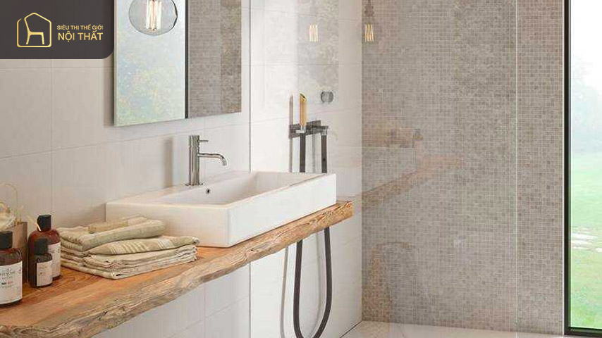 Mẫu phòng tắm 3m2 với gương và phụ kiện trang trí nhẹ nhàng, mộc mạc gần gũi