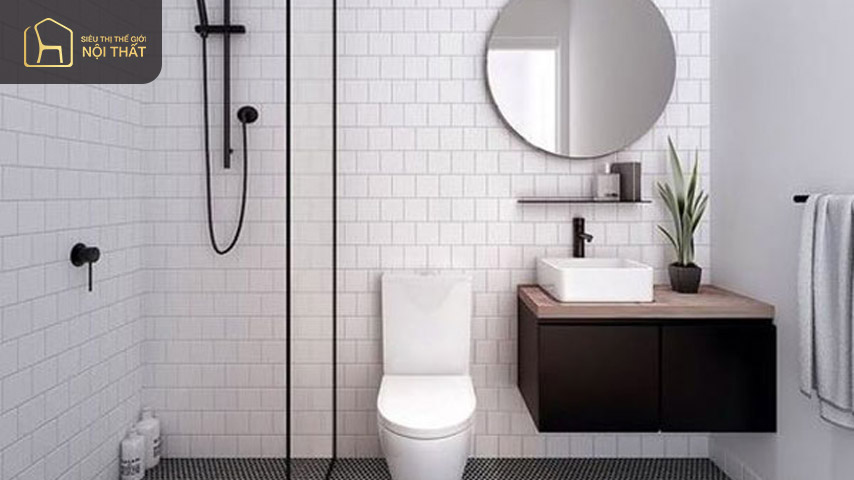 Phòng tắm 3m2 có thiết kế tối giản với gương tròn, kệ gỗ và vách tắm viền đen