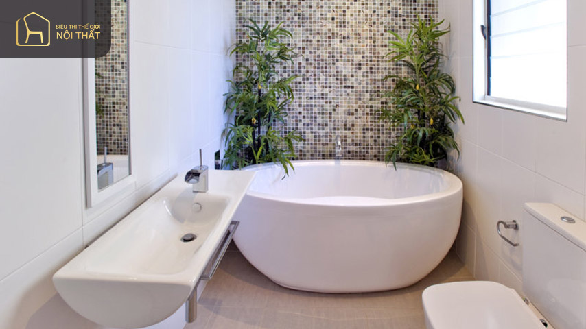 Đặt bồn tắm với kích thước vừa phải kết hợp với cây xanh tạo cảm giác thoải mái dễ chịu