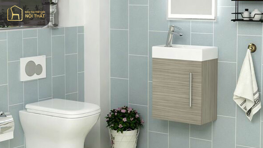 Tường ốp màu xanh dương cùng bồn rửa đặt góc làm cho mẫu thiết kế phòng tắm 3m2 thêm phần hiện đại, tiện nghi