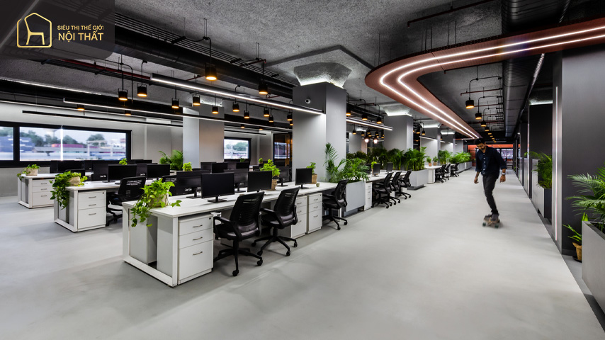 Thiết kế văn phòng 60m2 có sự kết hợp giữa những chiếc ghế cao dài và ghế dựa trong không gian màu tối là lựa chọn rất được ưa thích