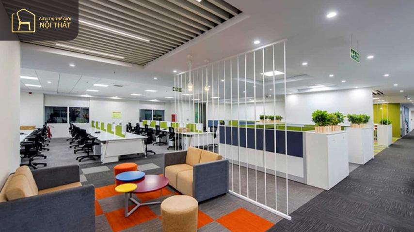 Bàn ghế xếp song song với nhau trong thiết kế văn phòng 60m2 tạo thành lối đi thuận lợi cho việc di chuyển