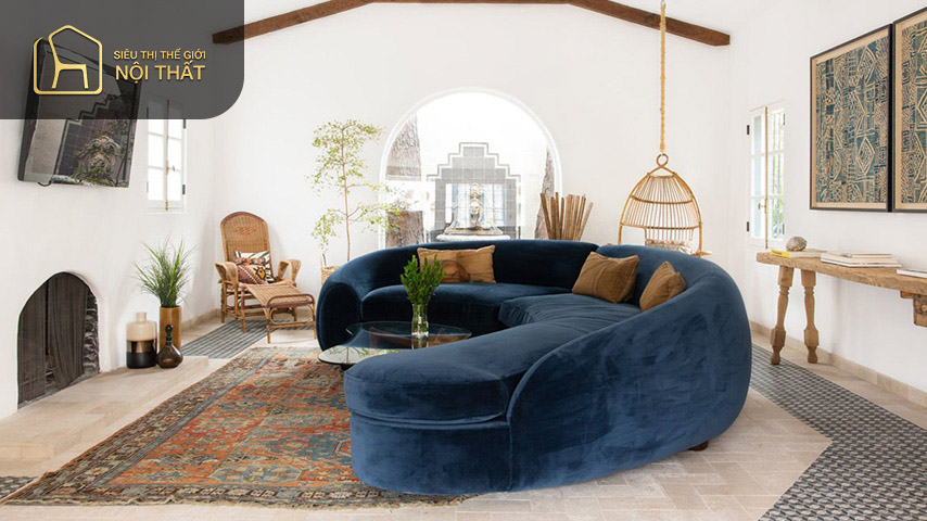 Bàn ghế sofa cũ được tận dụng để tạo nên không gian đậm chất Vintage