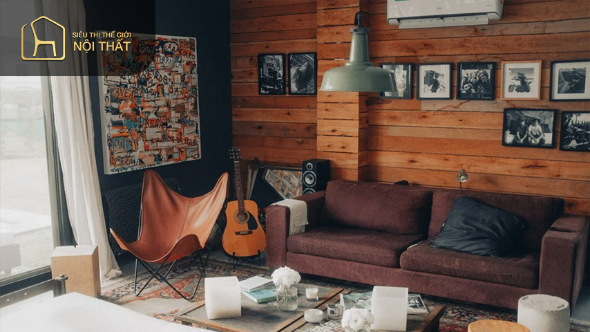 Những chiếc ghế sofa thiết kế cũ tạo nên điểm nhấn cổ điển