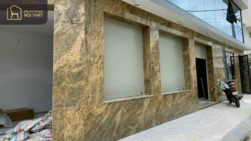 Gạch ốp màu vàng giúp mặt tiền ngôi nhà thêm cuốn hút và sang trọng
