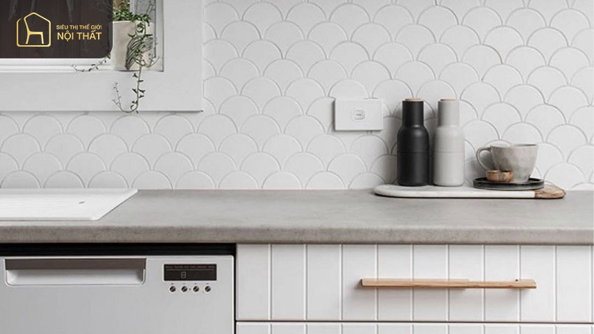Gạch mosaic vảy cá màu trắng kết hợp tủ bếp gỗ