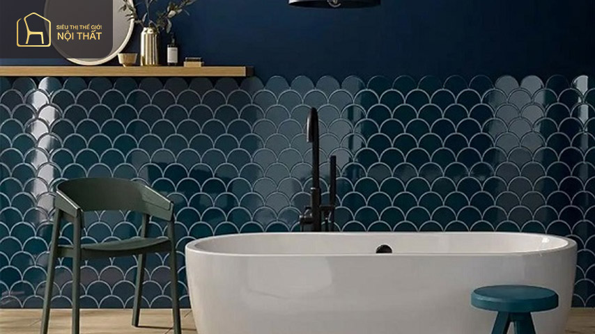 Tông màu xanh Navy của gạch mosaic vảy cá giúp phòng tắm thêm phần nổi bật