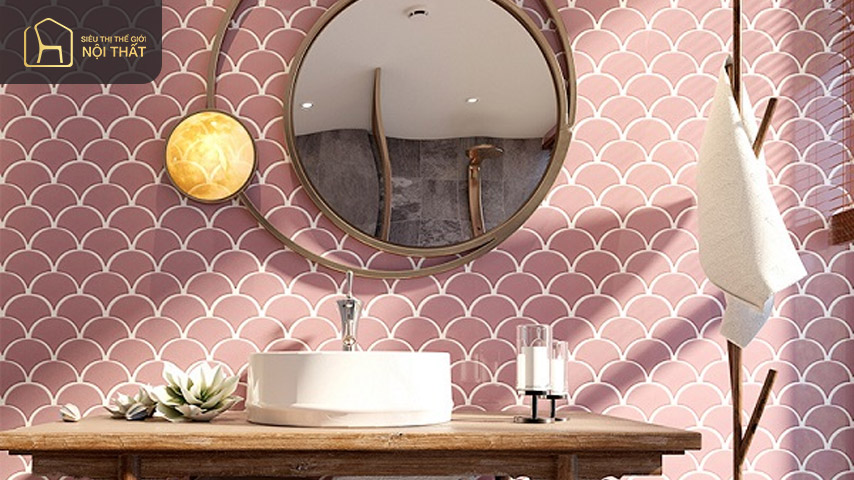 Gạch mosaic vảy cá màu hồng tôn lên nét đẹp nữ tính cho phòng tắm