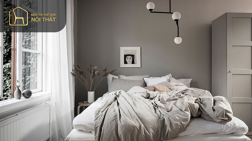 Phòng ngủ nhỏ được thiết kế cửa sổ lớn sẽ giúp cho căn phòng đón nhận được nhiều ánh sáng và tạo không gian thoáng đãng