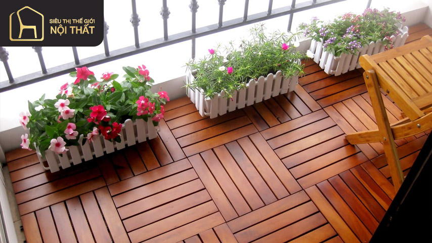 Sàn gỗ là sự lựa chọn của nhiều gia chủ khi thiết kế ban công chung cư đẹp 