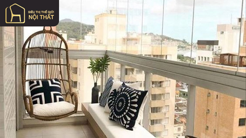 Kiểu xích đu hình quả trứng trang trí trong ban công chung cư đẹp và hiện đại
