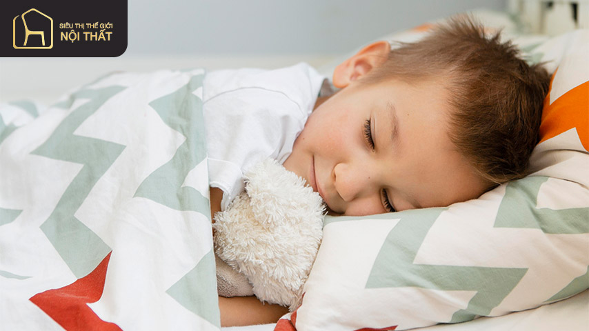 Phòng ngủ với màu sắc nhẹ nhàng giúp bé dễ đi vào giấc ngủ