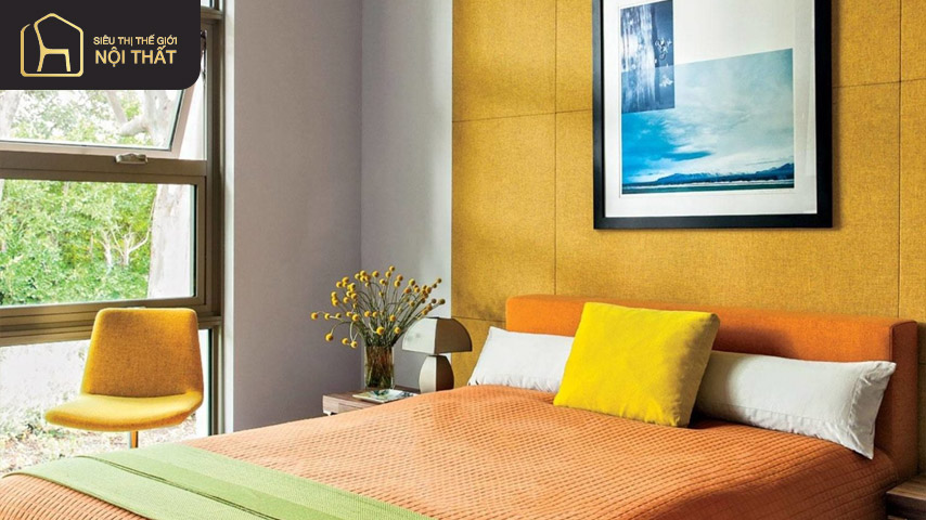 Phòng ngủ màu vàng đậm kết hợp nội thất có tone màu trắng tạo nên sự hiện đại và mới mẻ