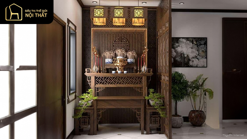 Phòng khách có bàn thờ vách ngăn với tông màu gỗ tối màu