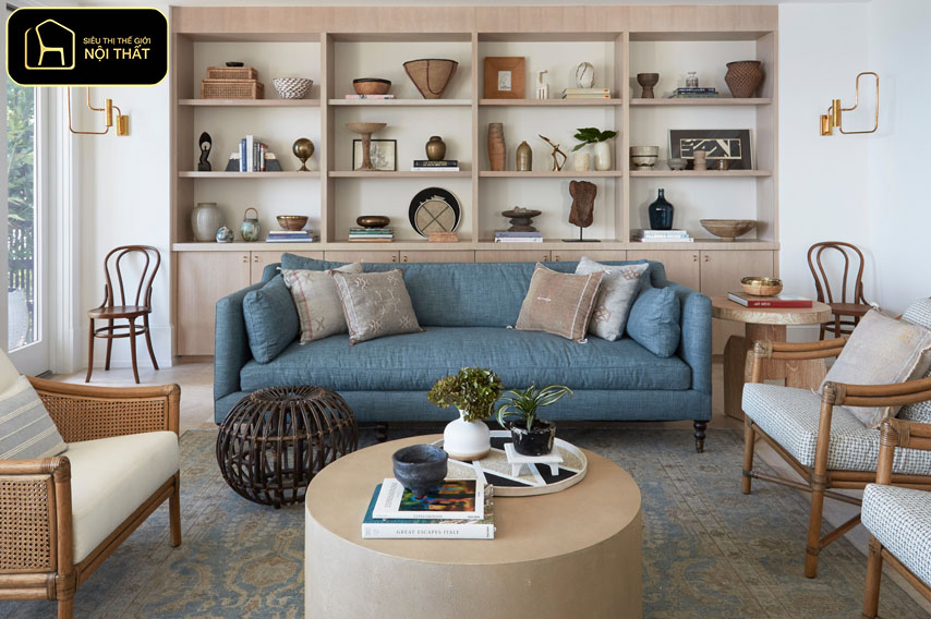 Decor tường phòng khách - Kệ trang trí giúp tận dụng tường hiệu quả mà vẫn gọn gàng.