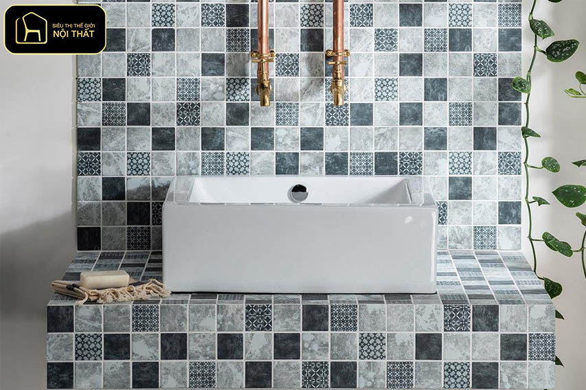 Mẫu gạch ốp lát nhà vệ sinh đẹp - Gạch Mosaic thường được dùng cho khu vực tắm đứng, hốc tường, viền trang trí hoặc sàn phòng tắm vì khả năng chống trơn tốt.