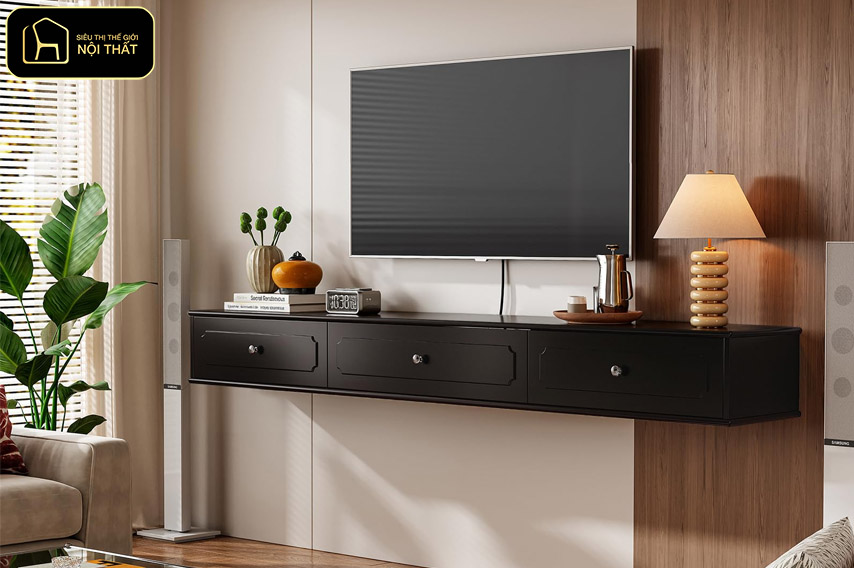 Mẫu kệ tivi treo tường phòng khách - Kiểu kệ này mang lại cảm giác ấm cúng, hoài cổ và rất phù hợp với những phòng khách yêu thích nét đẹp truyền thống.